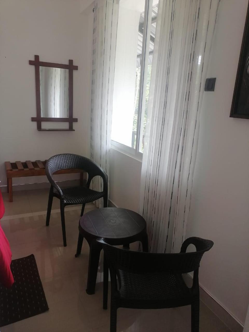 Isuru Homestay Ella Buitenkant foto